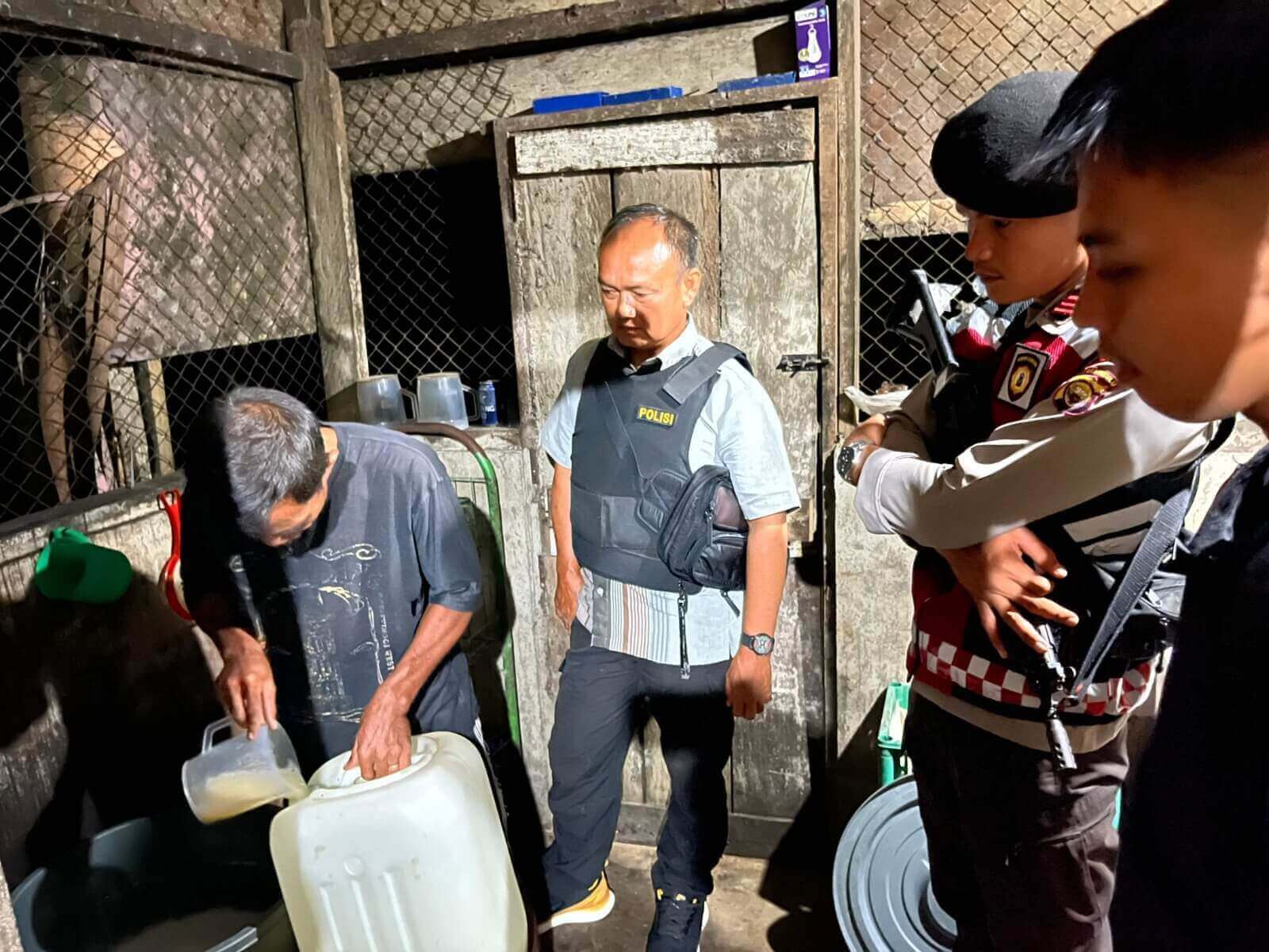 Polsek Sungai Rumbai Razia Warem dan Toko, Ratusan Liter Minuman Keras Tradisional dan Pabrikan Disita  