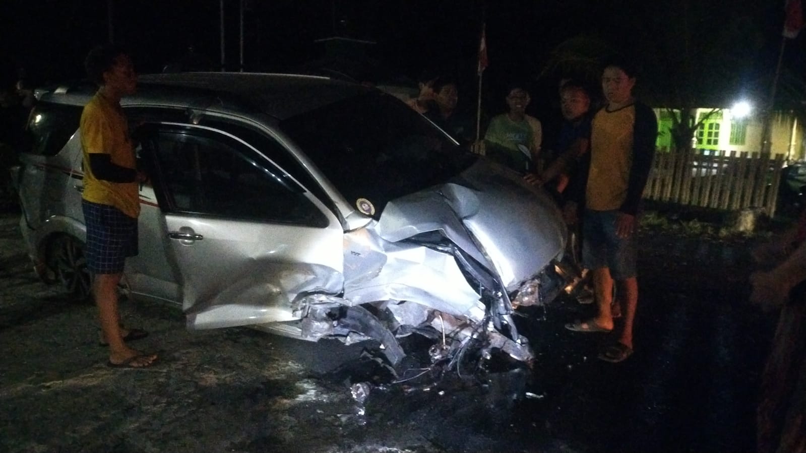 Gagal Menyalip, Toyota Rush Hantam Gerbang Masjid hingga Roda Terlepas