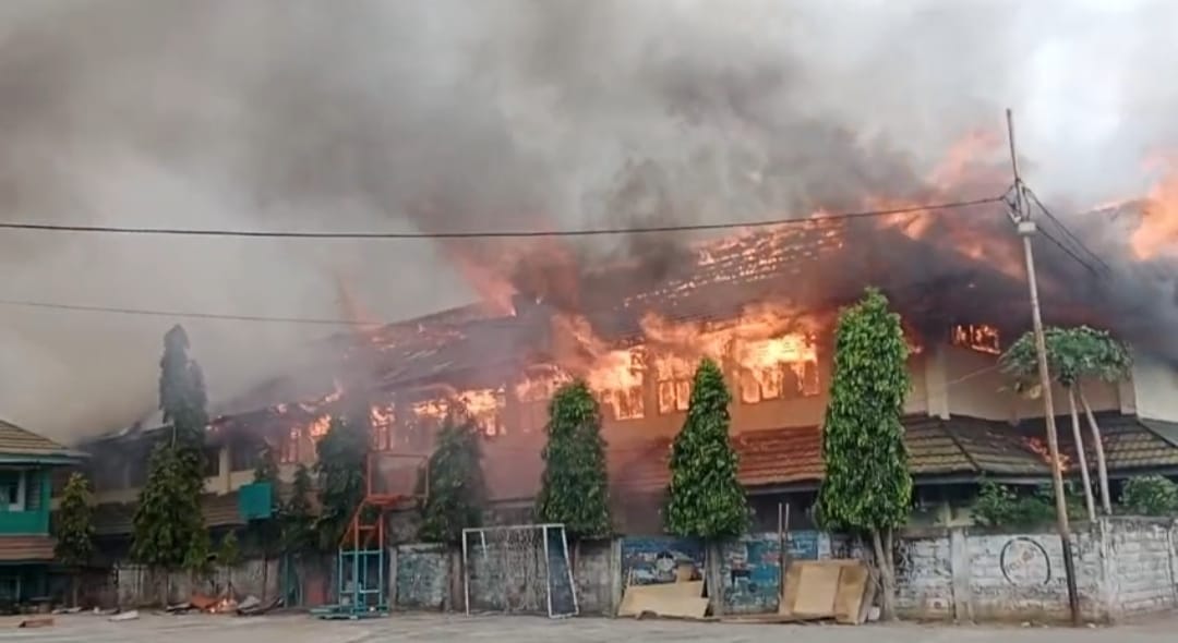 Breaking News : SMKN 3 Kota Bengkulu Terbakar, Api Berkobar di Lantai 2