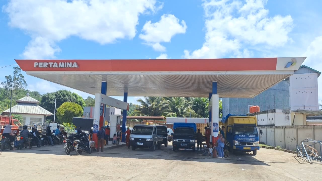 Warga Sulit Dapatkan BBM Solar dan Pertalite, Antrean Kendaraan di SPBU Mukomuko Mengular