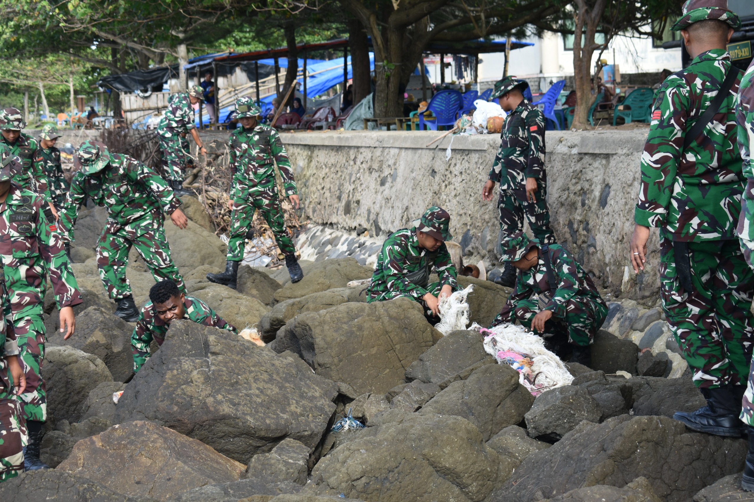 Jaga Keindahan Ikon Wisata, Korem 041/Gamas Membersihkan Pantai Panjang Bengkulu 