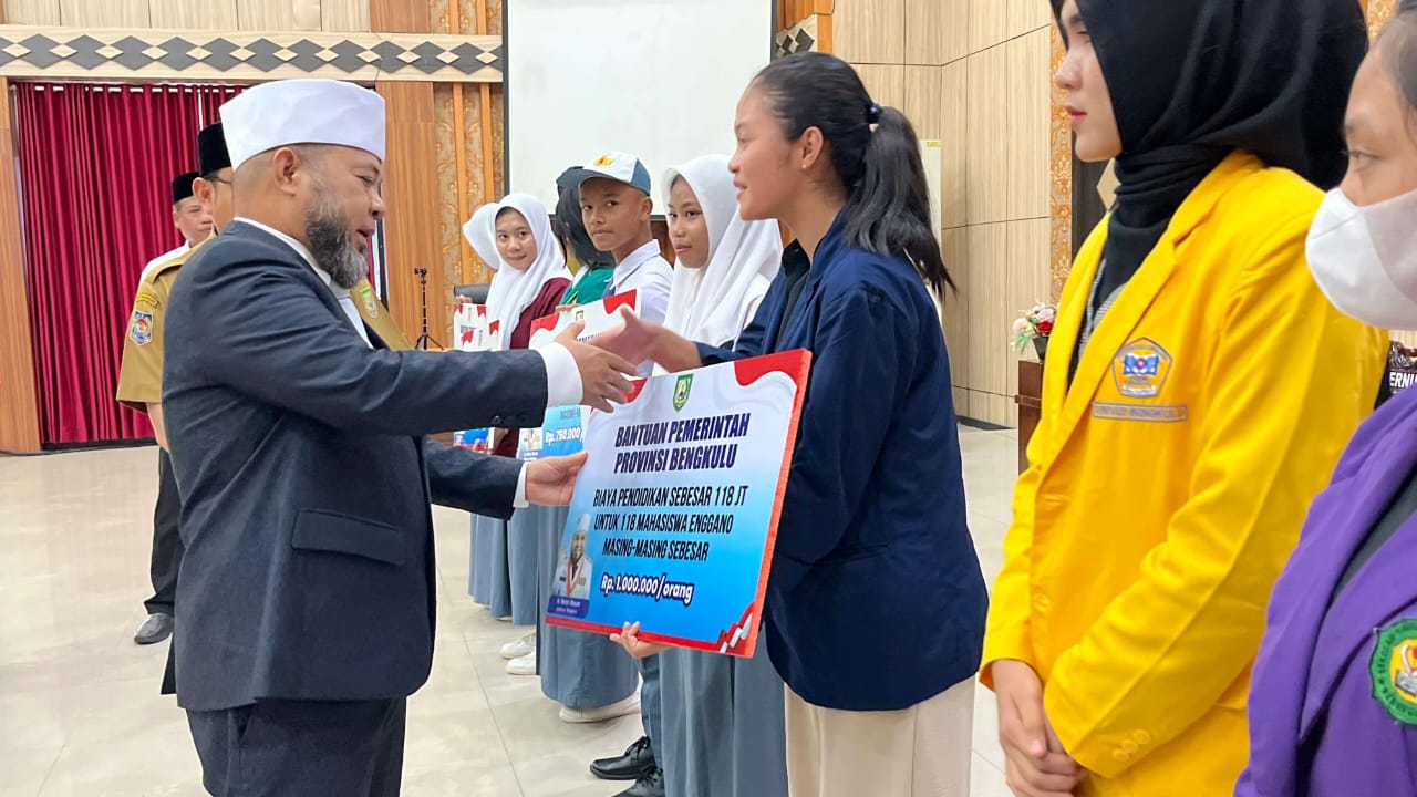 Gubernur Helmi Hasan Beri Bantuan Sekolah untuk Pelajar dan Mahasiswa asal Pulau Enggano