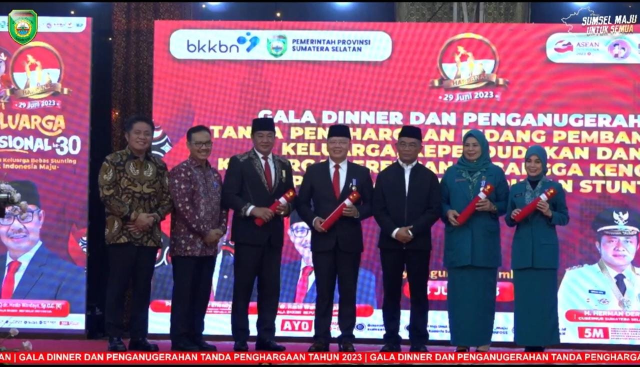 Menko PMK Serahkan Penghargaan kepada Gubernur, Ketua TP PKK dan Wagub Bengkulu 