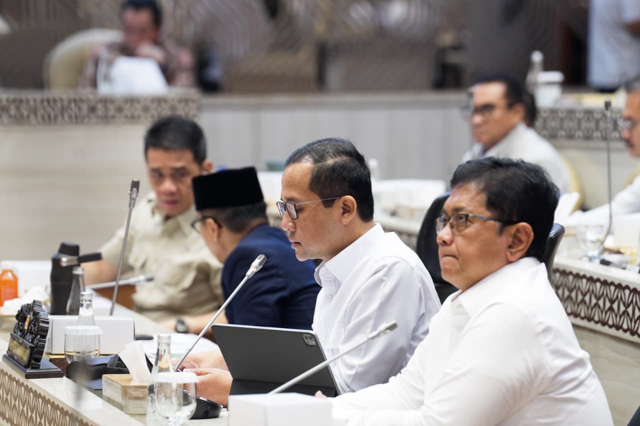 Raker Dengan Komisi V, Wamen Viva Yoga: Kita Tuntaskan Tumpang Tindih Lahan Transmigrasi dan Kawasan Hutan