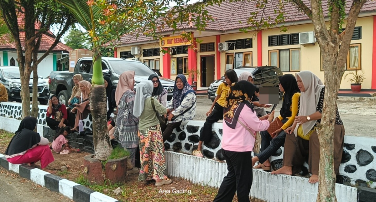 Dilapor dan Diperiksa Polisi: Emak-emak di Pasar Seluma Klaim Warung Dirusak Karena Ada Wanita dan Miras