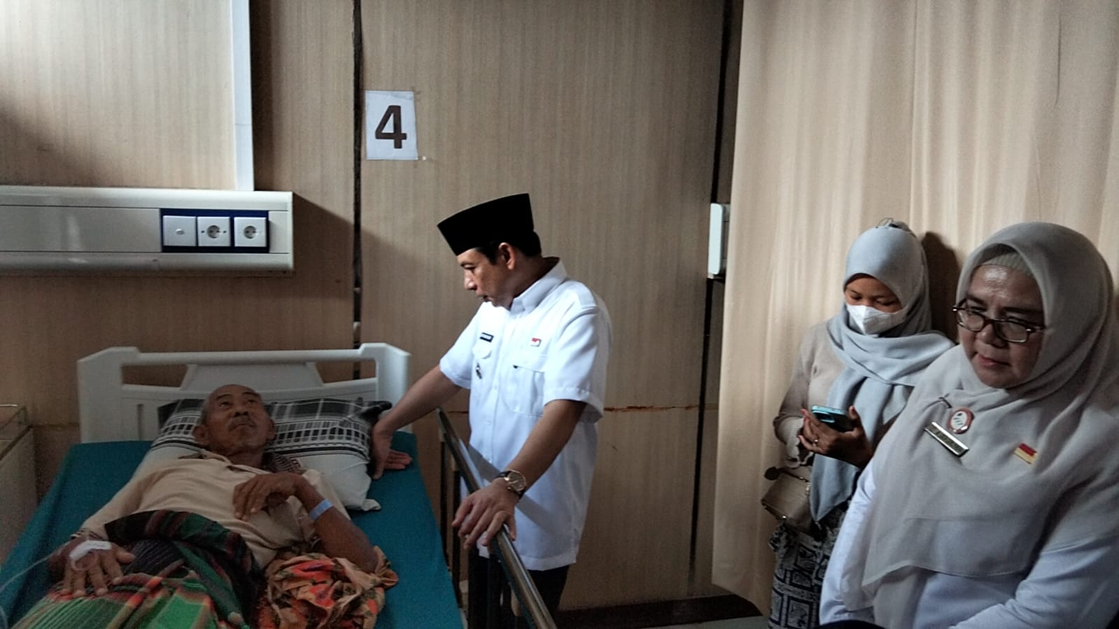 Jenguk Pasien, Dedy Tegaskan Komitmen Tingkatkan Pelayanan RSHD 