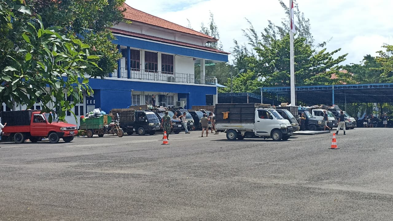 Mobil Muatan Sampah Parkir di Kantor Walikota Bengkulu, Ada Apa Gerangan?