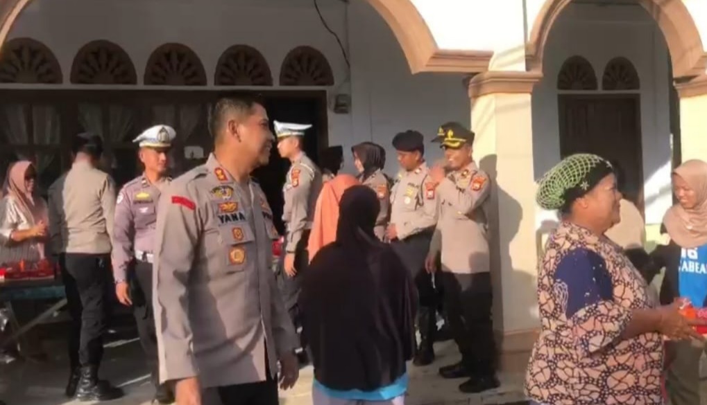 Berburu Berkah Ramadan 2025, Polres Mukomuko Bagikan Takjil