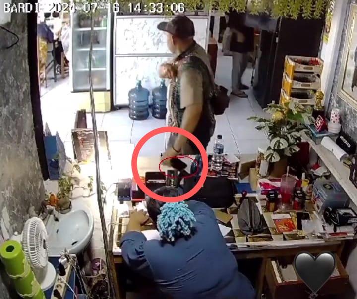 Terekam CCTV, Pelanggan Rumah Makan Curi Hp di Meja Kasir 