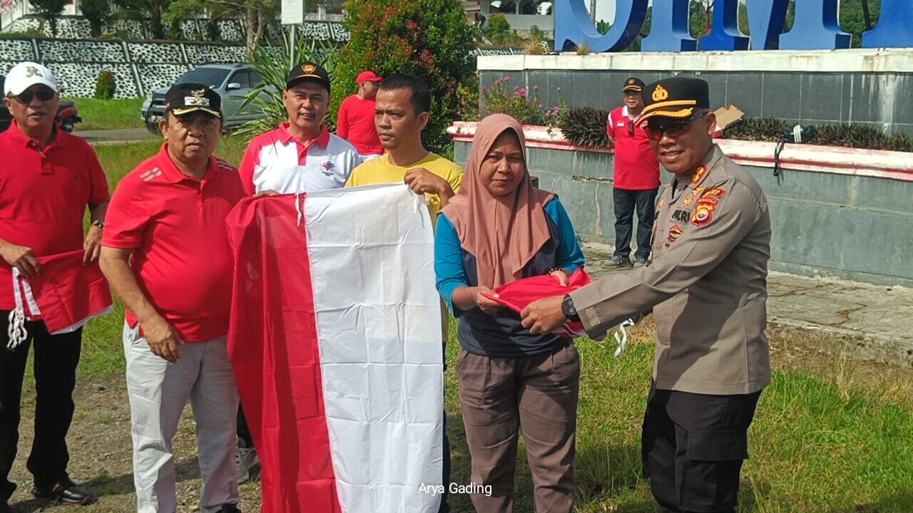 HUT RI ke 80: Pemkab Seluma Bagi-bagi Bendera Merah Putih di Simpang 6 Tugu Pengantin 