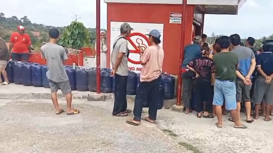 Krisis BBM, Puluhan Jerigen para Pengunjal Ikut Mengantre di Pertashop Seluma