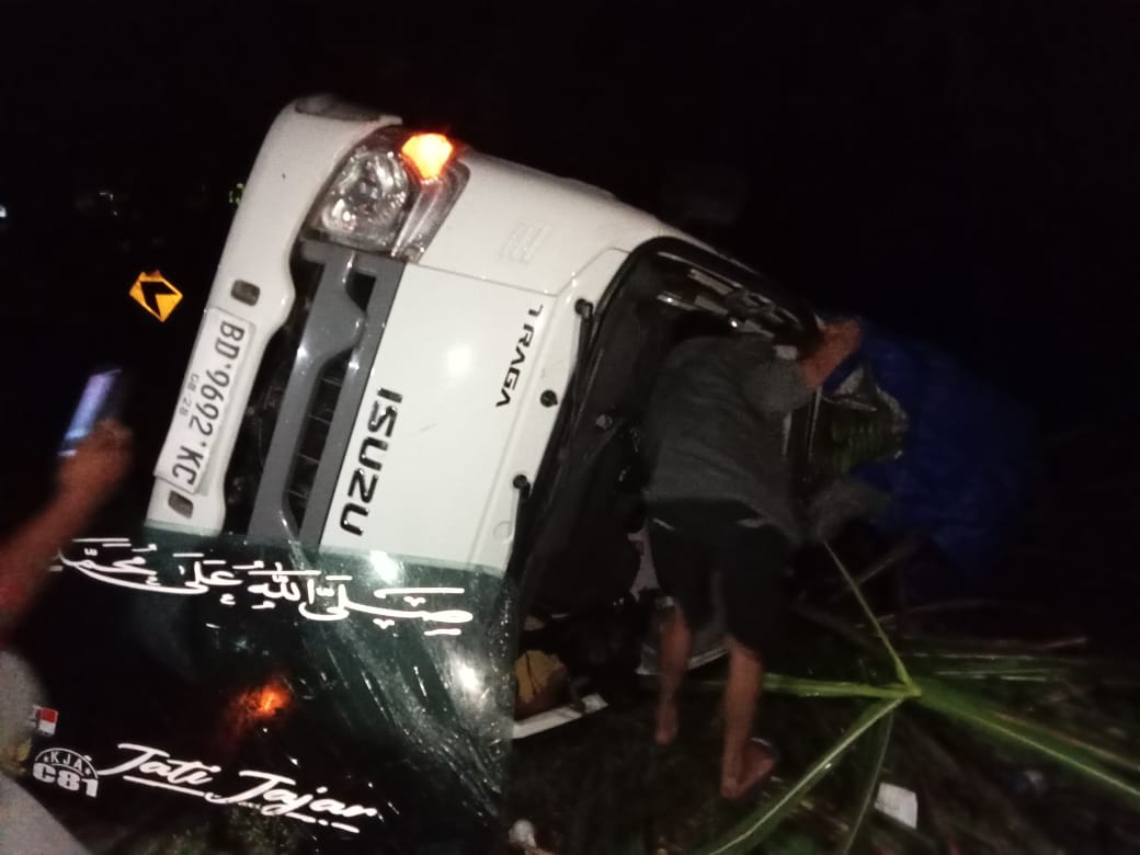 Antar Pisang 3 Ton ke Jakarta, Mobil Traga Asal Curup Terguling di Seluma Barat