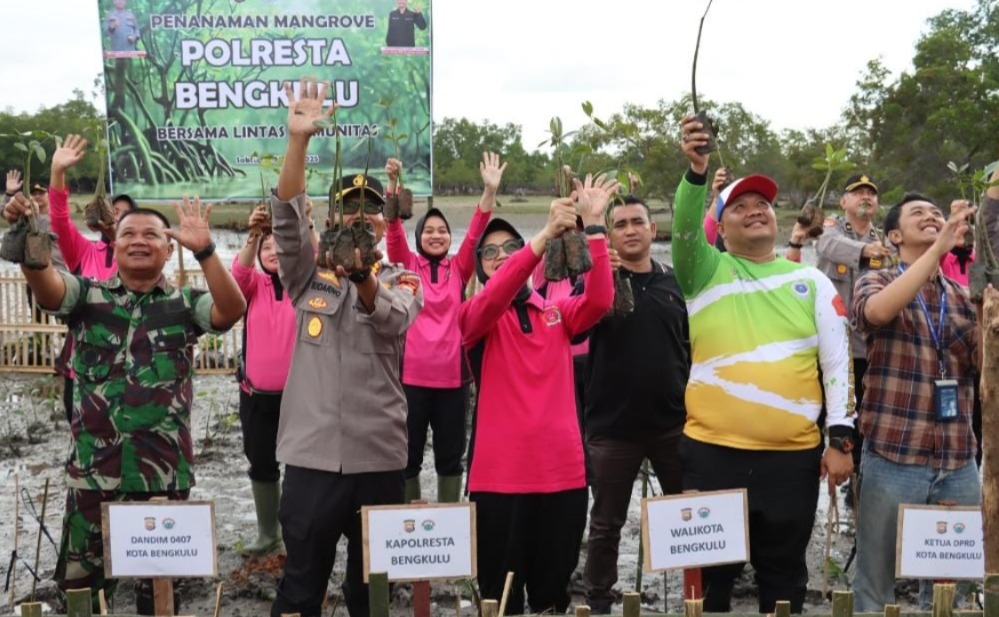Bulan Puasa, Polresta Bengkulu Tanam 6000 Bibit Mangrove 