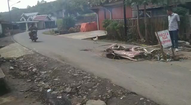 Awas, Jalan Pemprov di Desa Tik Kuto Berlubang Sedalam 1 Meter