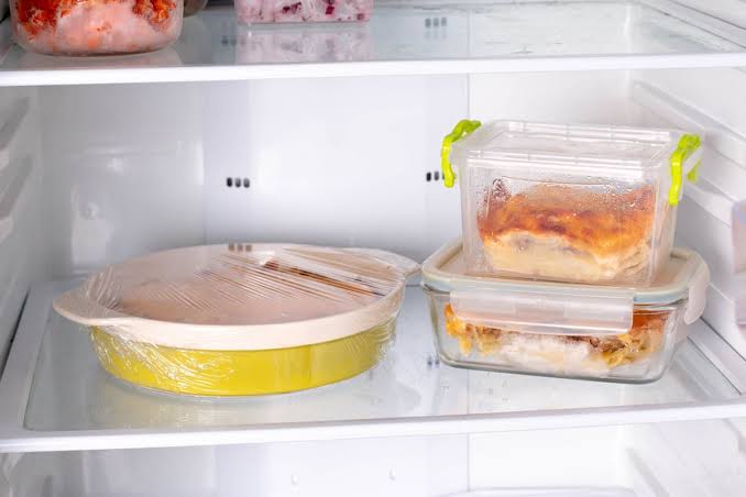 Ini Alasannya Dilarang Menyimpan Makanan Panas dalam Kulkas