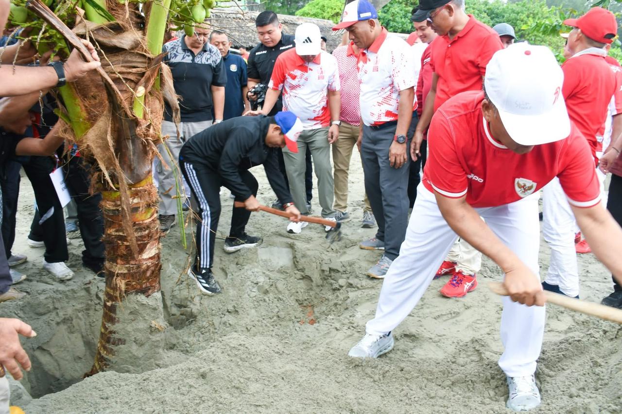 Gempala Sukses, Walikota Bersama Kapolda Tanam Pohon Kelapa di Pantai Panjang
