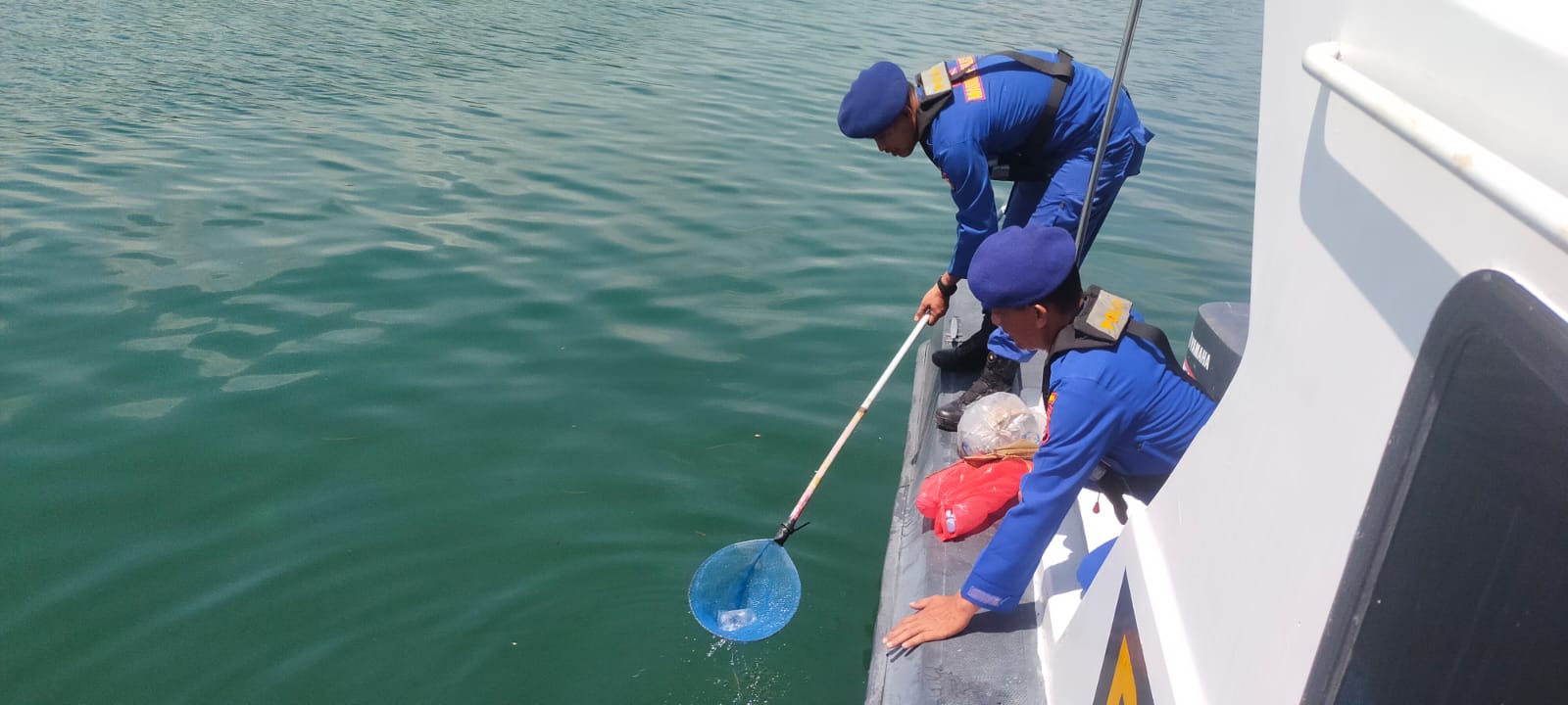 Peduli Lingkungan Kawasan Pesisir, Ditpolairud Polda Bengkulu Bersih Sampah Laut di Kolam Pelabuhan Pulau Baai