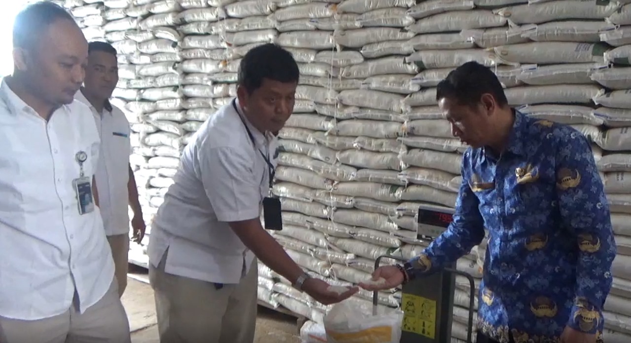 Sebelum Disalurkan, Ketua Satker Banpang  Bengkulu Utara Turun Tangan Cek Kualitas Beras Bantuan Pangan 