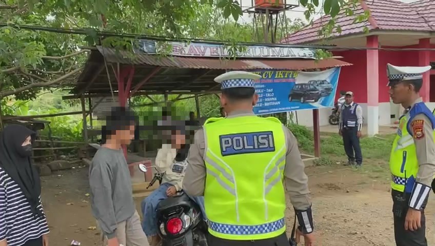2 Truk ODOL Kena Tilang, Sepasang Remaja Merengek karena Sepeda Motornya Diangkut Polisi