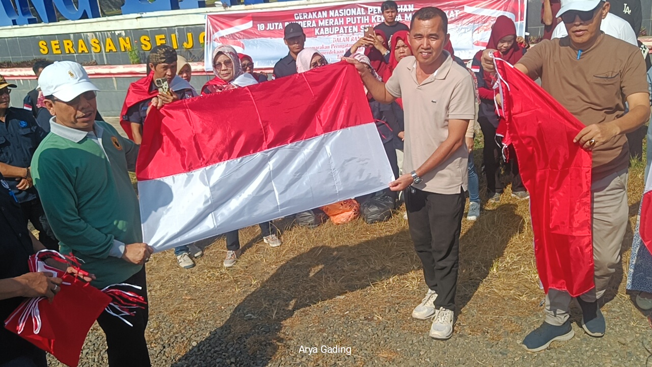 Semarak HUT RI Ke 79, Pemkab Seluma Bagikan Ribuan Bendera Merah Putih