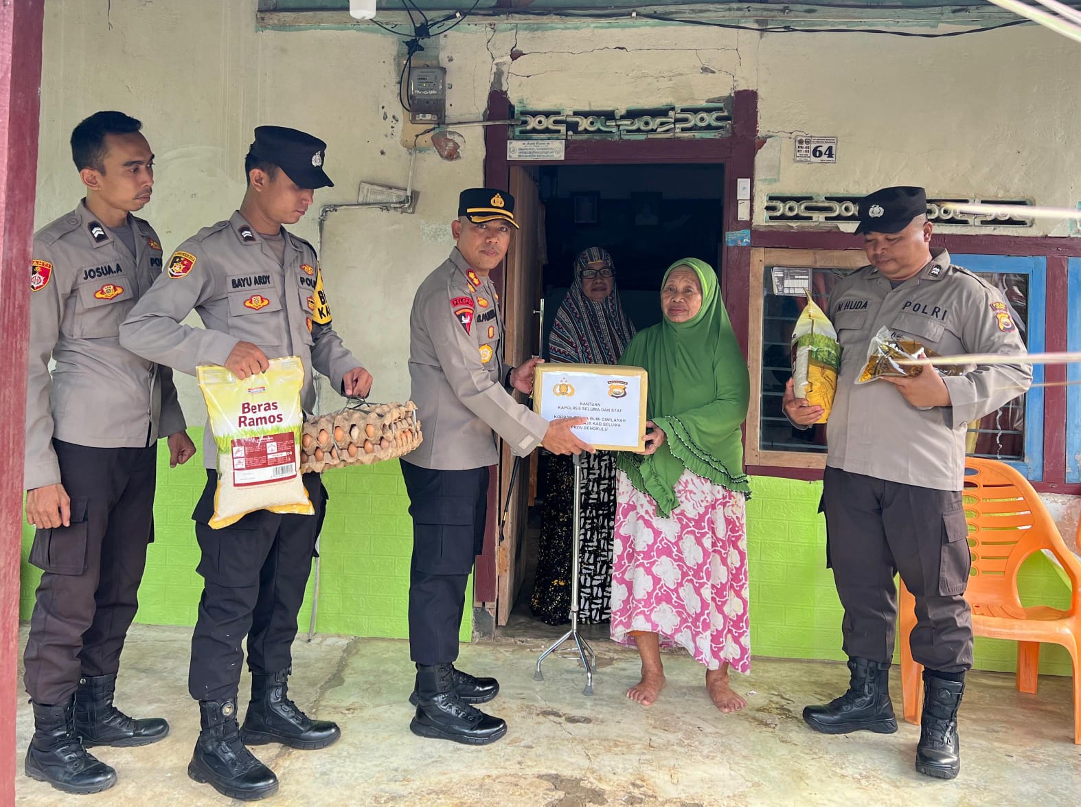 Kapolres Seluma Salurkan Bantuan Sosial untuk Korban Gempa Bumi