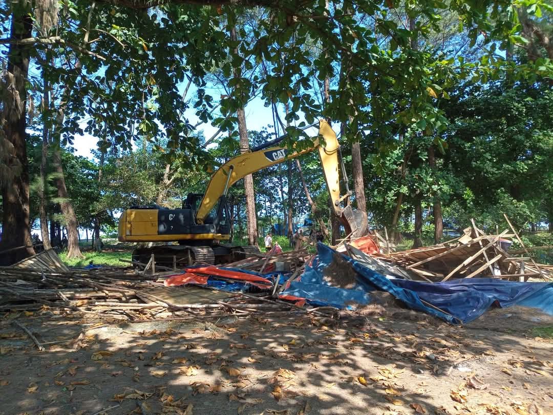 Bangunan Liar di Pantai Panjang Dibongkar Pemkot Bengkulu dengan Alat Berat