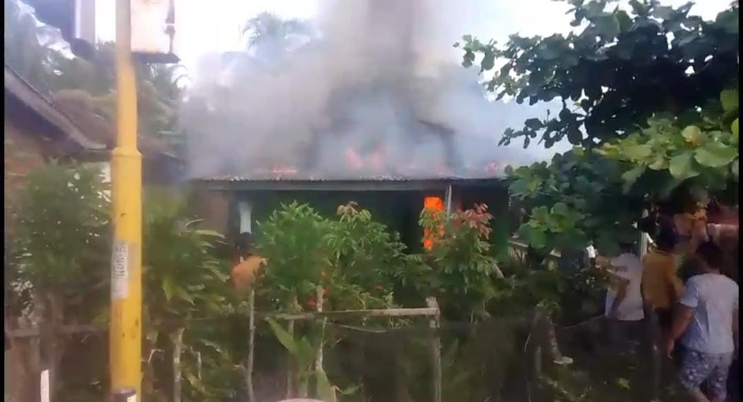 Heboh, Rumah Warga Desa Karang Tinggi Bengkulu Tengah Terbakar,Ini Dugaan Penyebabnya
