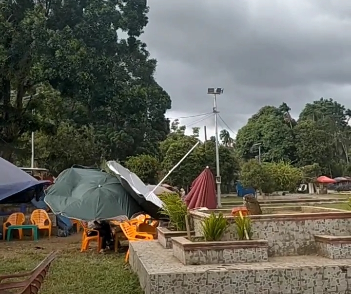 Pengunjung Alun-alun Arga Makmur Berhamburan