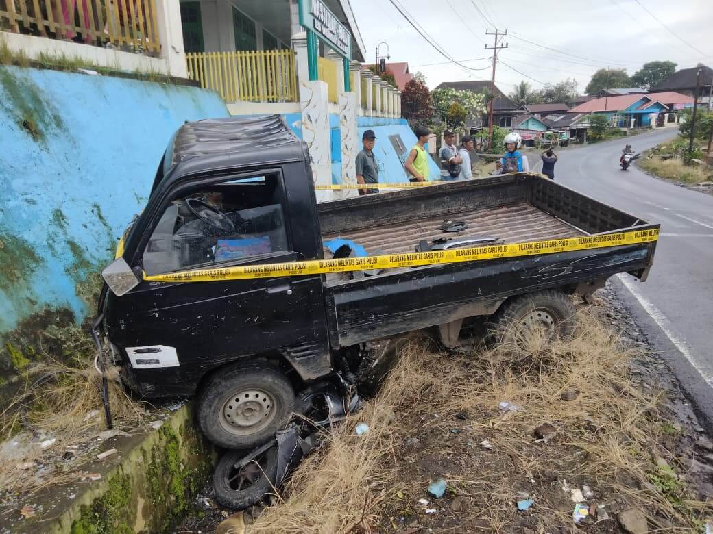 Power Steering Rusak, Mobil Suzuki Futura Hantam Pengendara Sepeda Motor 