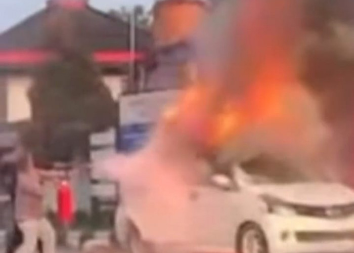 Diduga Korsleting Perapian, Mobil di Rejang Lebong Terbakar di Area Pertashop
