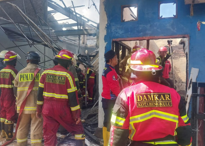 Kebakaran di Kota Bengkulu: Rumah Sekaligus Toko Ludes, Mobil Pick Up Ikut Terbakar, Pemilik Terluka