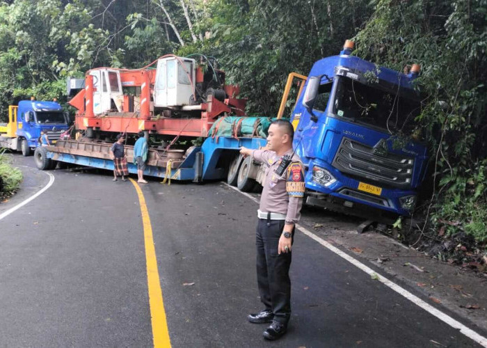 Alhamdulillah, Truk Trailer Nyangkut di Liku Sembilan Sudah Dievakuasi