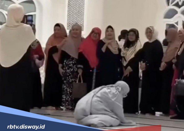 Emak-emak Ini Asyik Berfoto di Depan Jamaah yang Tengah Khusyuk Sholat, Kejadiannya di Sini