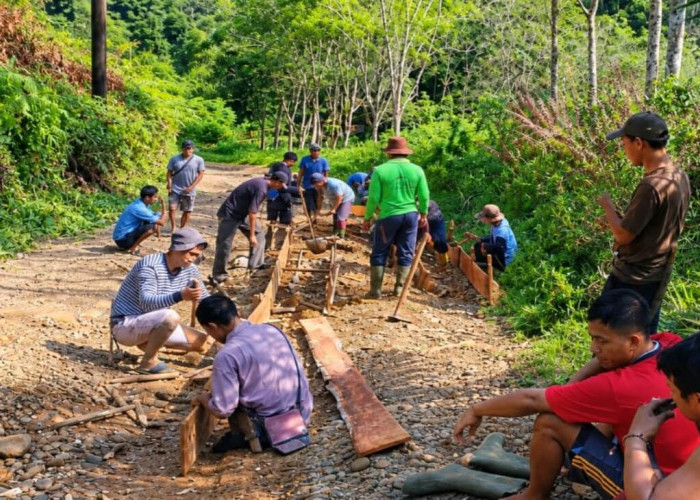 Warga Desa Cawang dan Arang Sapat di Seluma 'Patungan' Perbaiki Jalan Penghubung Desa