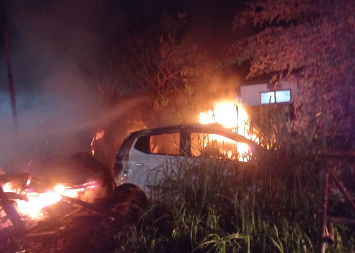 Pondok Penjaga Bengkel Terbakar, Satu Unit Mobil Hangus