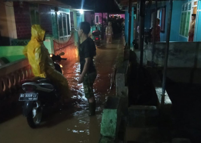 Banjir Berangsur Surut, Warga Pilih Tetap di Rumah