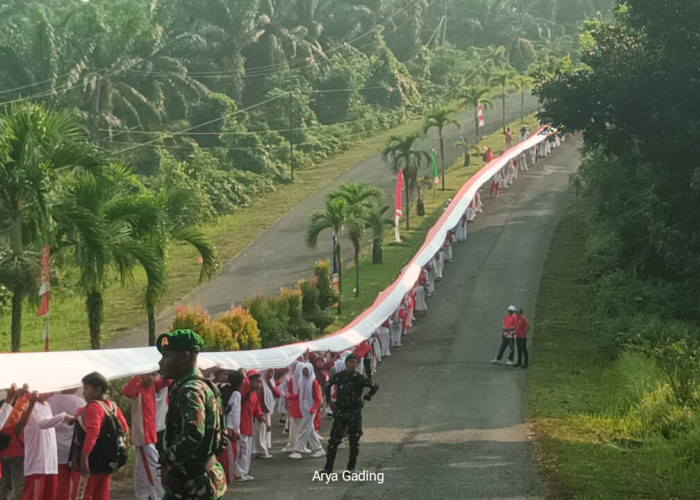 Pecahkan Rekor, Pemkab Seluma Bentangkan Merah Putih Sepanjang 2.003 Meter