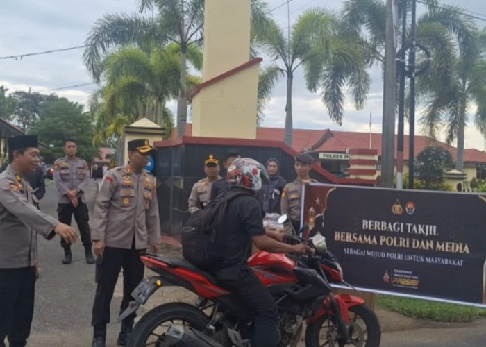 Dikira Razia, Rupanya Polres Mukomuko Bersama Awak Media Lagi Berbagi Takjil