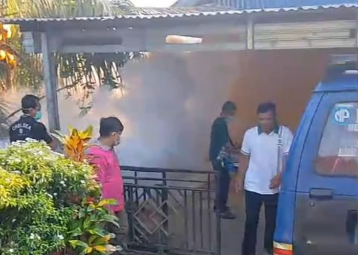 DBD Menelan Korban Jiwa, Puskesmas Seluma Timur Lakukan Fogging, Warga Timbun Kaleng Bekas