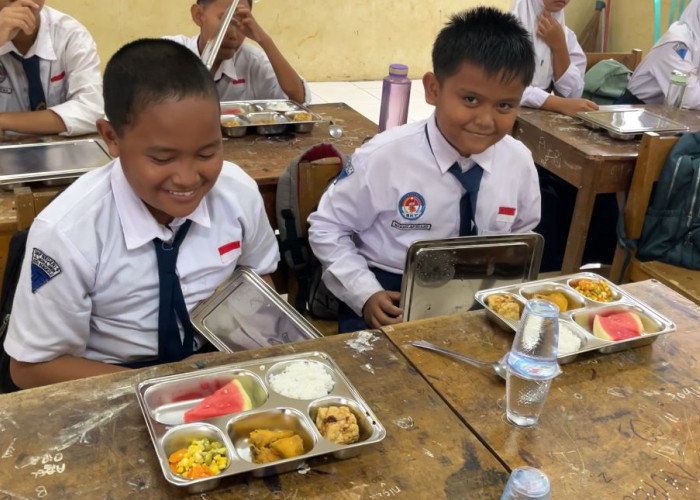 Tersenyum, 329 Siswa SMPN 6 Kota Bengkulu Lahap Menikmati Menu Makan Bergizi Gratis