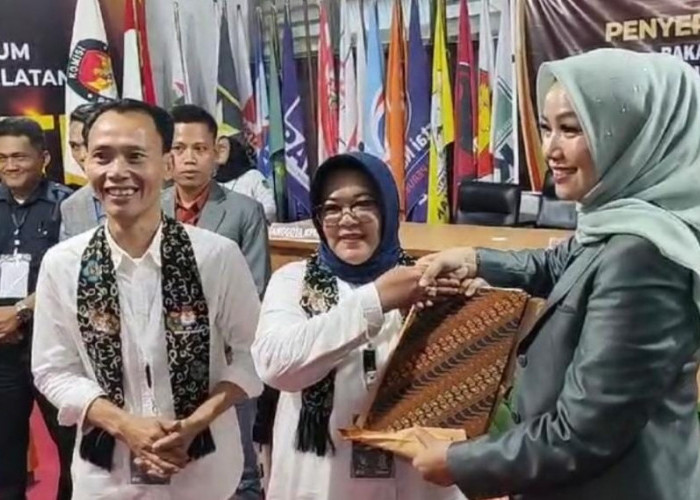 Suryatati dan Ii Sumirat mendaftar di KPU Bengkulu Selatan