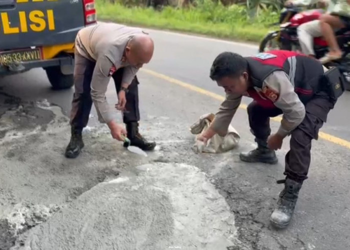 Antisipasi Kecelakaan Lalu Lintas, Kapolres Seluma Turun Tangan Cor Lubang Jalan