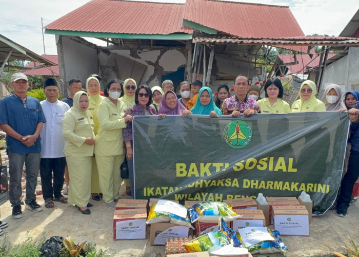Kejati Bengkulu dan Ketua IAD Bengkulu Bagikan Sembako untuk Korban Gempa Bumi