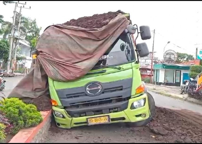 Truk Tabrak Pembatas Jalan dan Patah As di Bawah JPO Kepahiang, Apakah Ada Korban?