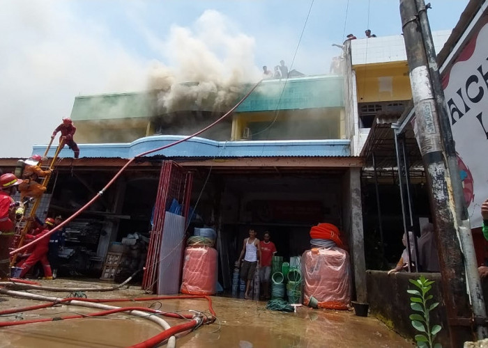 Toko Bangunan Dua Lantai Terbakar, PBK Masih Berusaha Padamkan Api