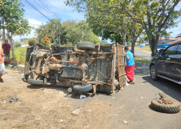 Amsyong, Hindari Emak-emak Ngerem Mendadak, Mobil Sampah Terguling di Tengah Jalan