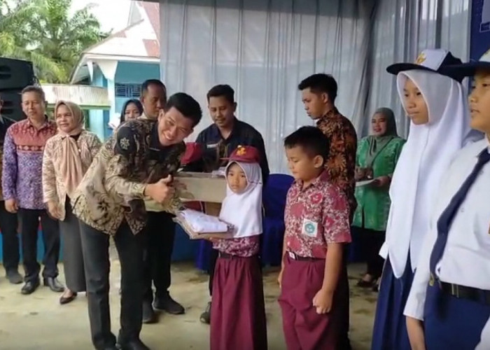Ribuan Pelajar SD dan SMP di Mukomuko Dapat Seragam Gratis