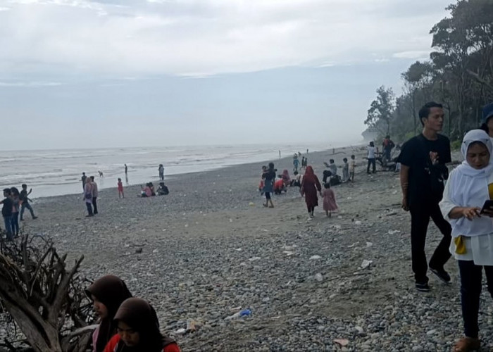 Seluruh Pantai di Kabupaten Seluma Ramai, Sayang Sampah Plastik Berserakan