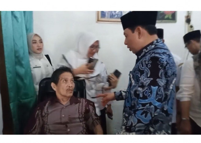 Wali Kota Bengkulu Antar Kursi Roda untuk Warga Hibrida Ujung