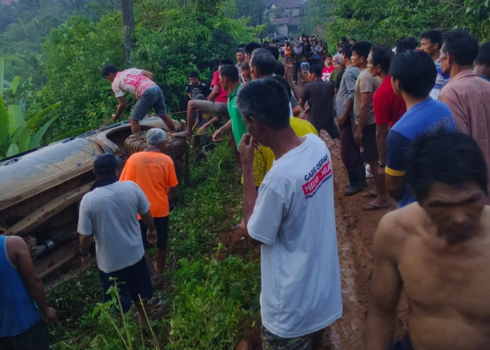 Tersangkut di Pohon, Mobil Kades Sinar Pagi Seluma Utara Nyaris Terjun ke Jurang